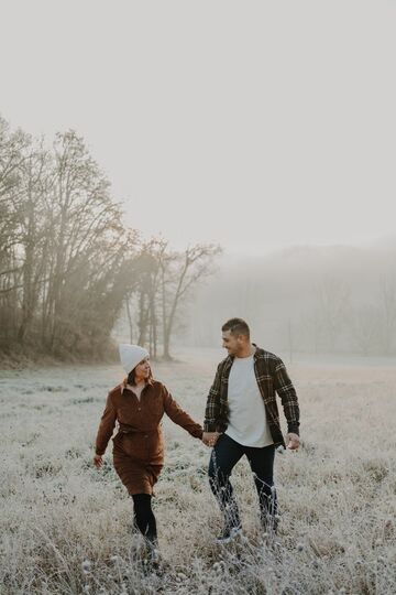 Photographe à Gaillac : une séance grossesse hivernale en pleine nature